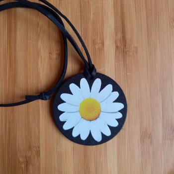 Կաշվե կախազարդ lc25006