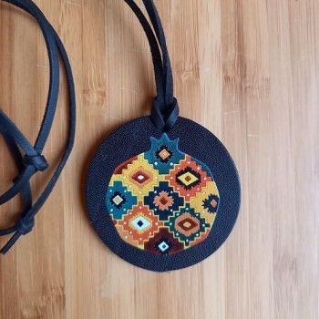 Կաշվե կախազարդ lc25010