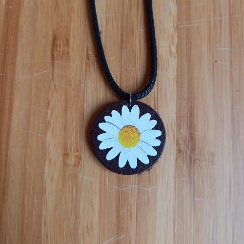 Կաշվե կախազարդ lc25018