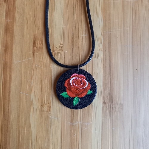 Կաշվե կախազարդ lc25020