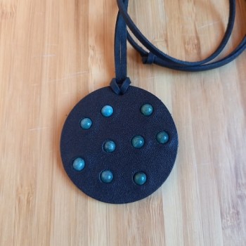 Կաշվե կախազարդ lc25028