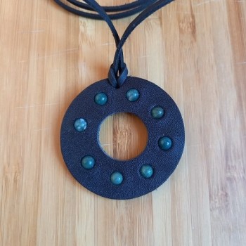 Կաշվե կախազարդ lc25029