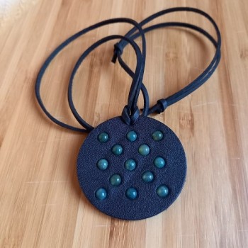 Կաշվե կախազարդ lc25030