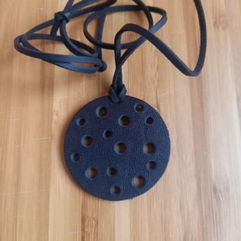 Կաշվե կախազարդ lc25033