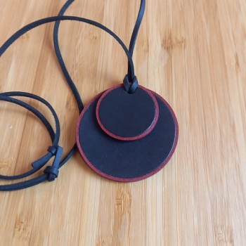 Կաշվե կախազարդ lc25035