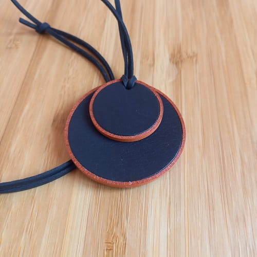 Կաշվե կախազարդ lc25036