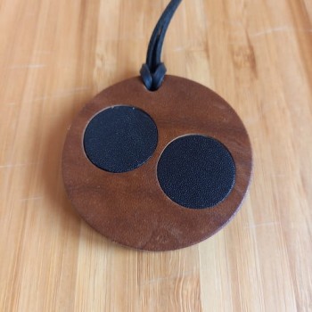 Կաշվե կախազարդ lc25037