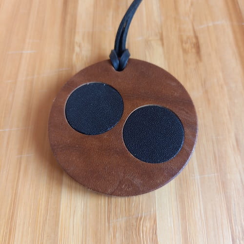 Կաշվե կախազարդ lc25037