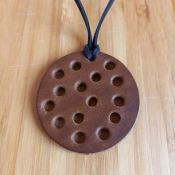 Կաշվե կախազարդ lc25038