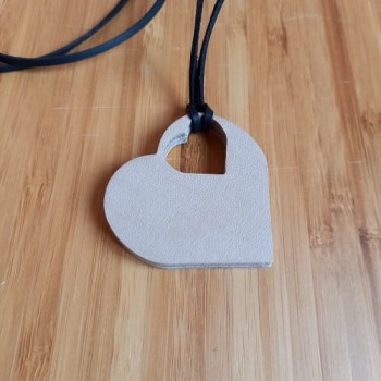 Կաշվե կախազարդ lc25041