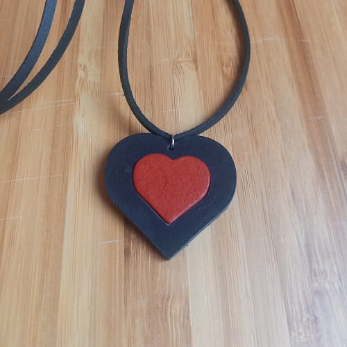 Կաշվե կախազարդ lc25044