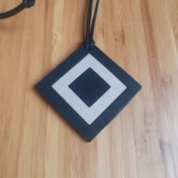 Կաշվե կախազարդ lc25045