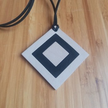 Կաշվե կախազարդ lc25046