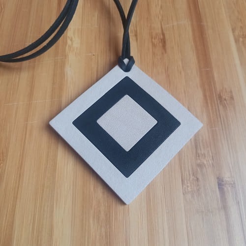 Կաշվե կախազարդ lc25046