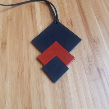 Կաշվե կախազարդ lc25047