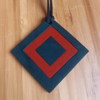 Կաշվե կախազարդ lc25051