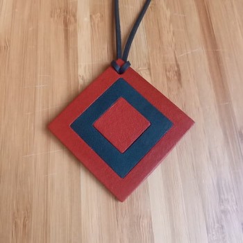 Կաշվե կախազարդ lc25052