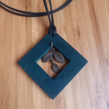 Կաշվե կախազարդ lc25053