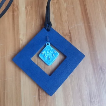 Կաշվե կախազարդ lc25054