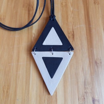 Կաշվե կախազարդ lc25056