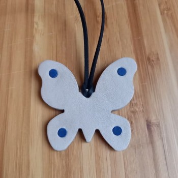 Կաշվե կախազարդ lc25066