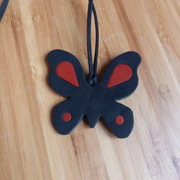 Կաշվե կախազարդ lc25068