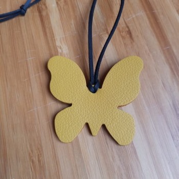 Կաշվե կախազարդ lc25069