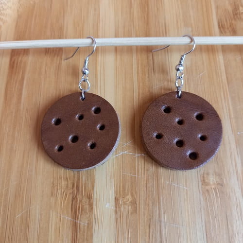 Կաշվե ականջօղ le25019